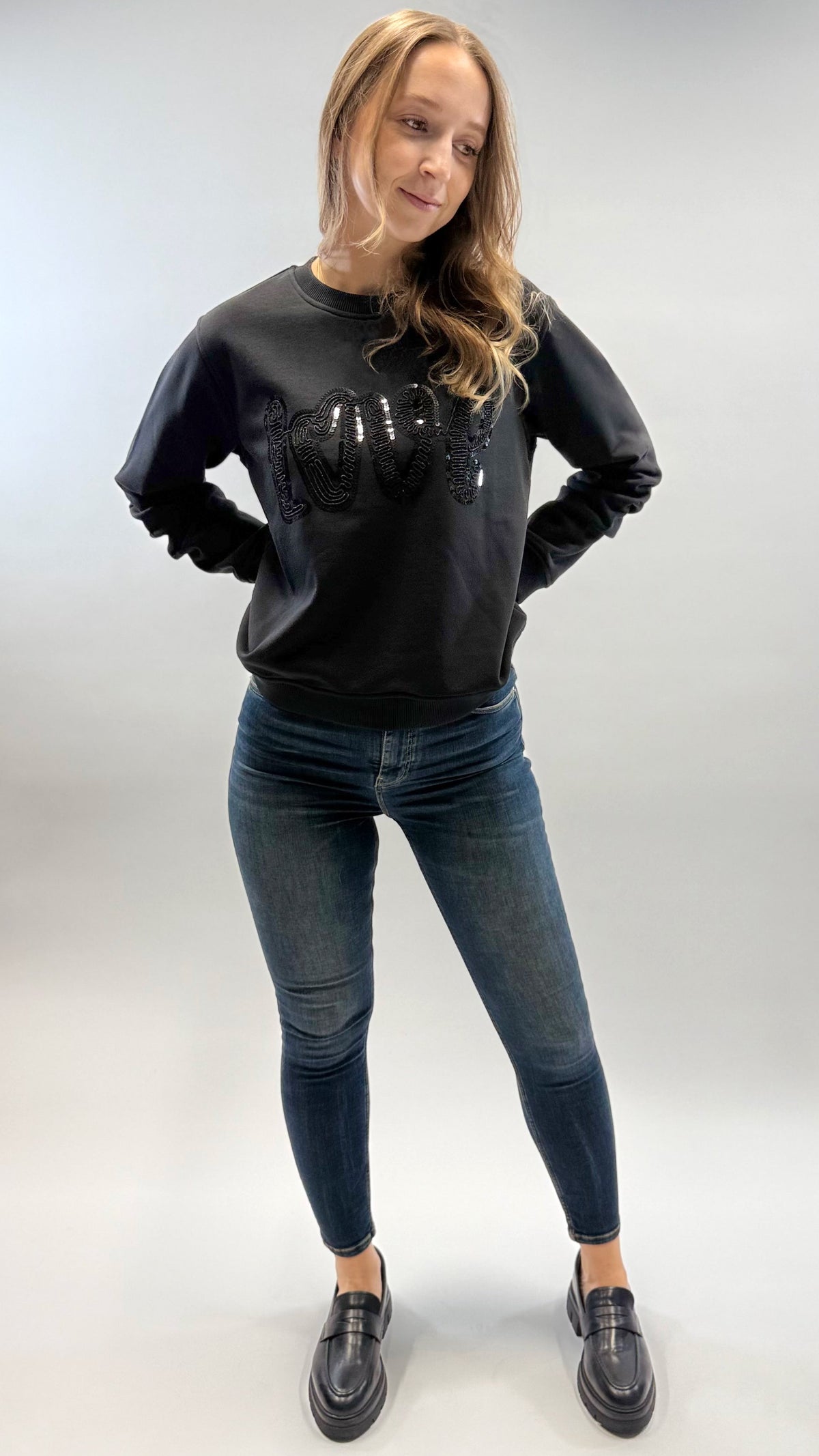 SWEATSHIRT MIT LOVE STICKEREI