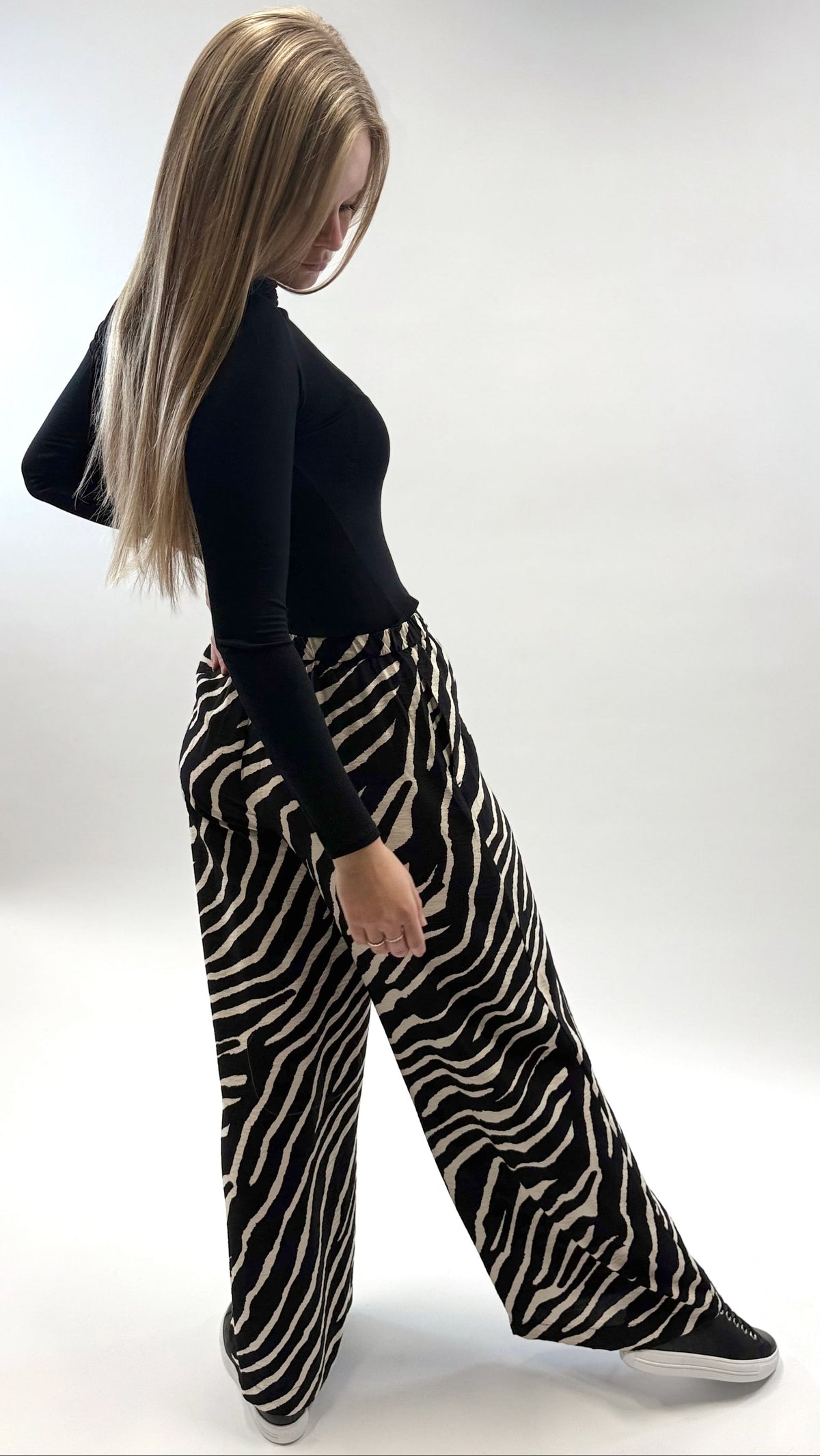 'MARA' LONGSLEEVE MIT STEHKRAGEN SCHWARZ