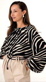 Elegante Damenmode für den Sommer: Detailansicht voluminöse Bluse in Zebra Print, kombiniert mit beiger Shorts