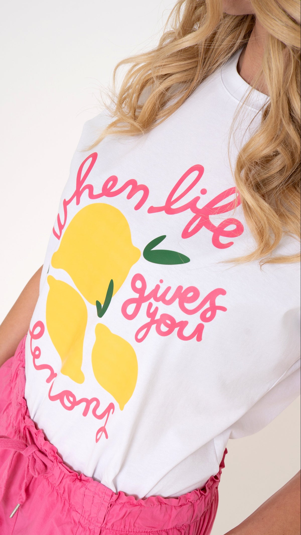 Detailansicht Print Shirt in gelb Pink: cooles ausgefallenes T-Shirt in weiß mit pinker Schrift und gelben Zitronen
