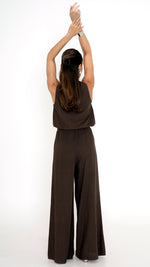 Rückansicht: Elegantes Damenoutfit für den Sommer in Mocca Braun. Leinenhose mit weitem Bein und elastischem Bund, sowie lockeres cooles Leinentop ohne Ärmel