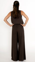 Rückansicht feminine Damenbekleidung in Mocca Braun: weite Leinenhose und passendes Leinentop allover in  der Farbe Braun
