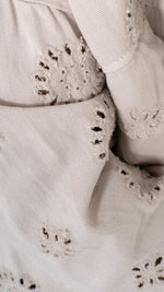 Detailansicht Zoom Material : beiger Denim Jeansstoff mit Lochstickerei