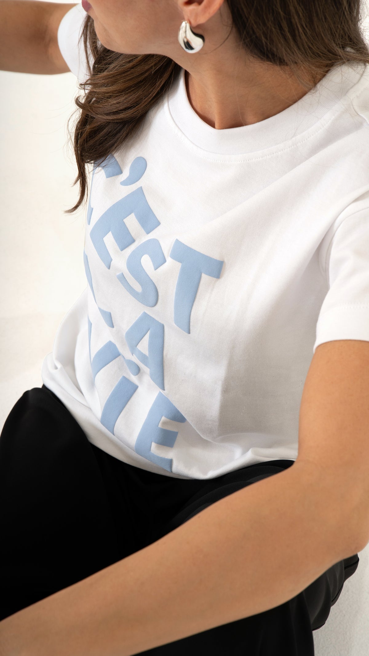 Zoom Detailansicht weißes T-Shirt mit hellblauer Schrift: C´Est La Vie Rubberprint-Technik