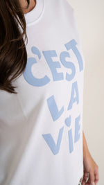 Zoom Detailansicht eines T-Shirt Prints: hellblaue Schrift auf weißem Shirt. Rubber Print Technik