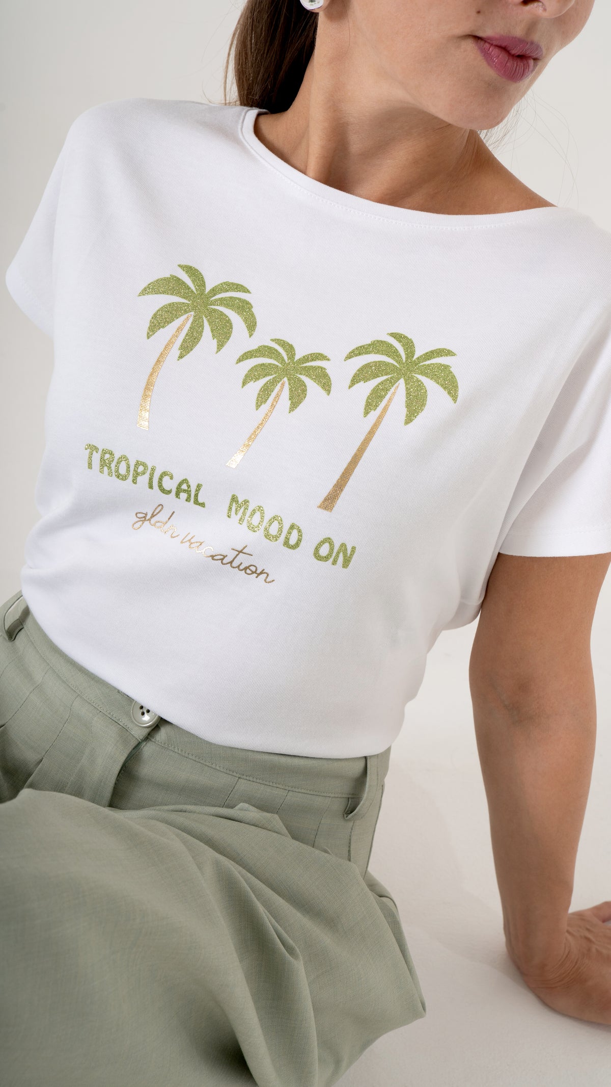 Detailansicht eines feminin schicken Sommer T-Shirt mit Palmenprint: Glitzer und Gold Glanz Druck - Tropical Mood