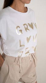 Detailansicht feminines T-Shirt mit goldener Schrift- gold metallic Druck