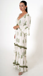 Feminine Damenmode für den Sommer: Bohemian Maxikleid in offwhite mit floraler Stickerei und Fransen Borte in Pine green, Trompetenarm, Stufenkleid mit Rüschen, Sommerkleid mit V-Ausschnitt, Perlenstickerei und Gold Glitzer Metallic Details